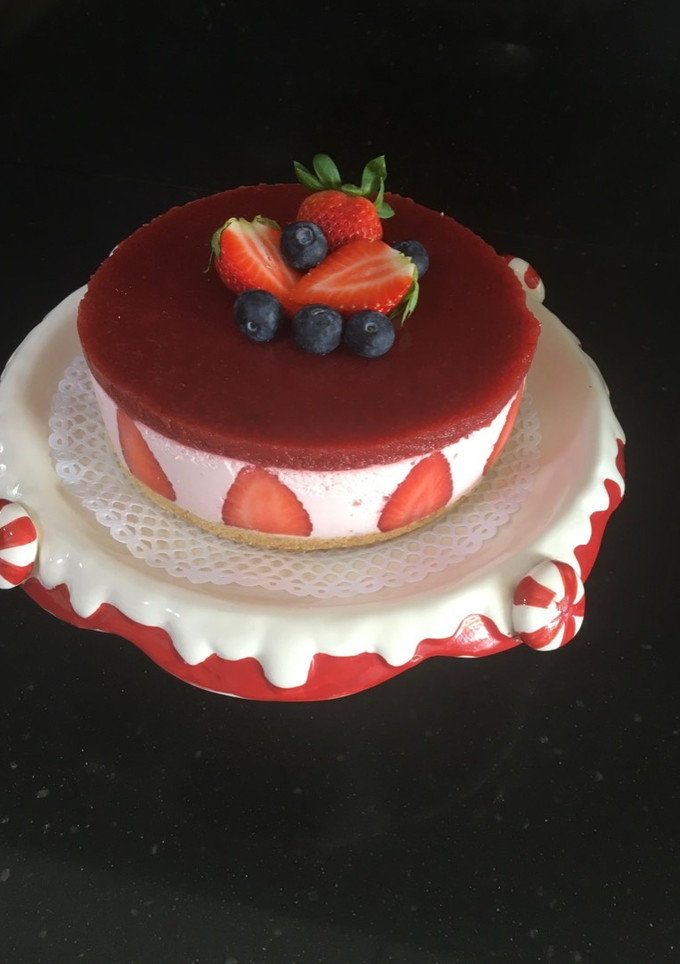 Una foto de Tarta de fresa sin horno 🤪🤪🤪 deliciosa