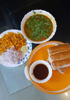 A picture of Misal pav.