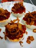 Pinchos de huevo cocido con ketchup y cebolla frita crujiente