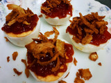 Pinchos de huevo cocido con ketchup y cebolla frita crujiente