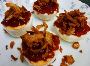 Foto principal de Pinchos de huevo cocido con ketchup y cebolla frita crujiente