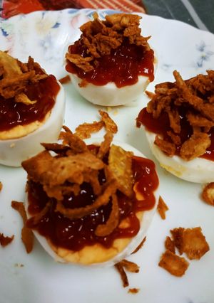 Una foto de Pinchos de huevo cocido con ketchup y cebolla frita crujiente