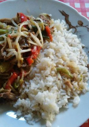 Una foto de Saltado de pollo y carne de vacuno