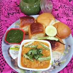 A picture of Onion Pav Bhaji.
