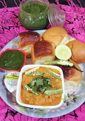 A picture of Onion Pav Bhaji.