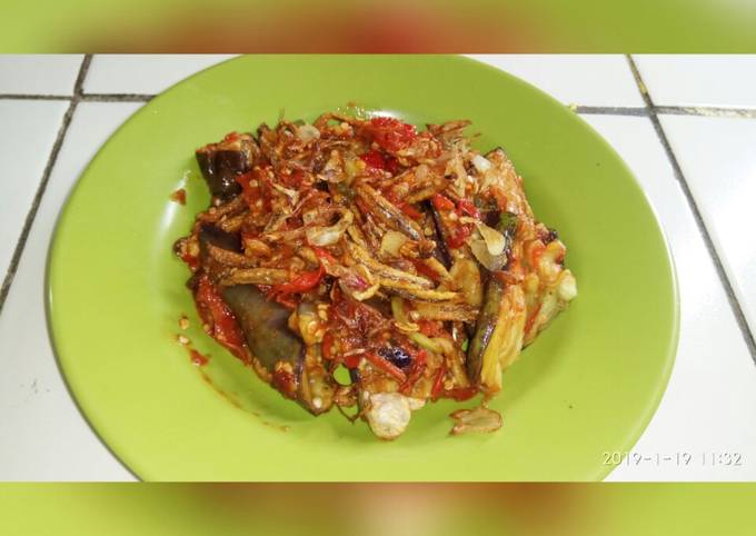Bagaimana cara membuat Sambel terong ungu + teri  spesial