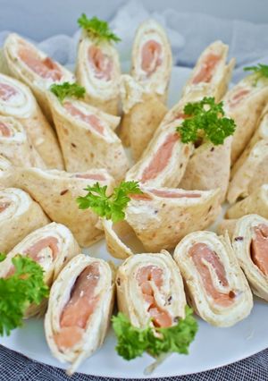Zdjęcie przepisu Tortilla z serkiem i łososiem.