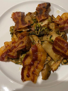 Una foto de Setas boletus con calabacín y bacon