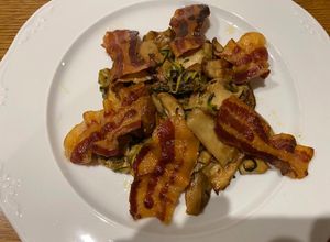 Una foto de Setas boletus con calabacín y bacon