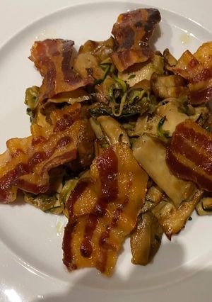 Una foto de Setas boletus con calabacín y bacon