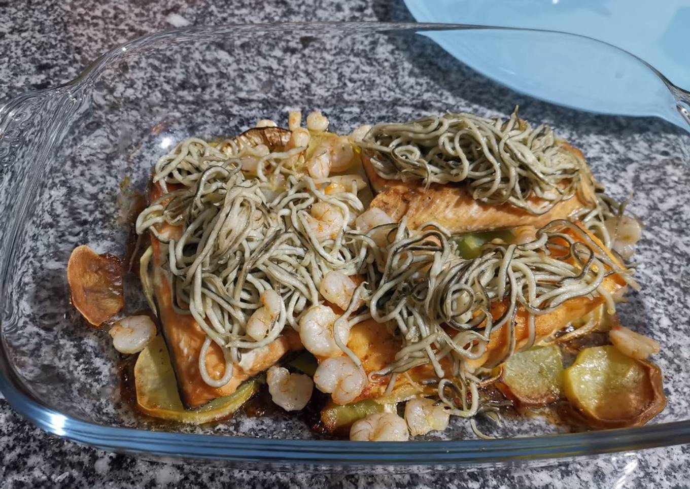 Salmón al horno con patatas gulas y gambas