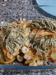 Una foto de Salmón al horno con patatas gulas y gambas