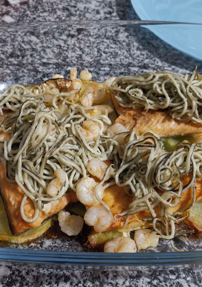 Una foto de Salmón al horno con patatas gulas y gambas