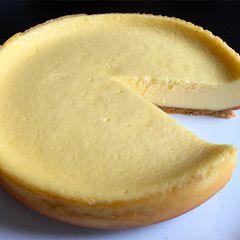 A picture of Rice Cooker Cheesecake with Biscuit Base.