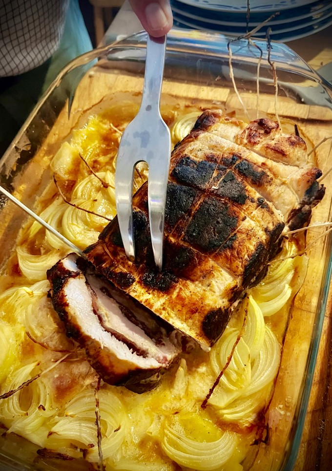 Una foto de Lomo de cerdo relleno de cecina de León y queso La Peral