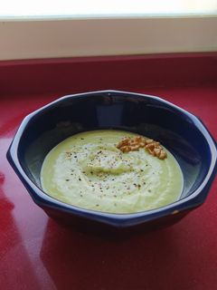 Una foto de Crema fría de pepino y aguacate