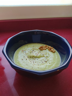 Una foto de Crema fría de pepino y aguacate