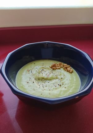 Una foto de Crema fría de pepino y aguacate