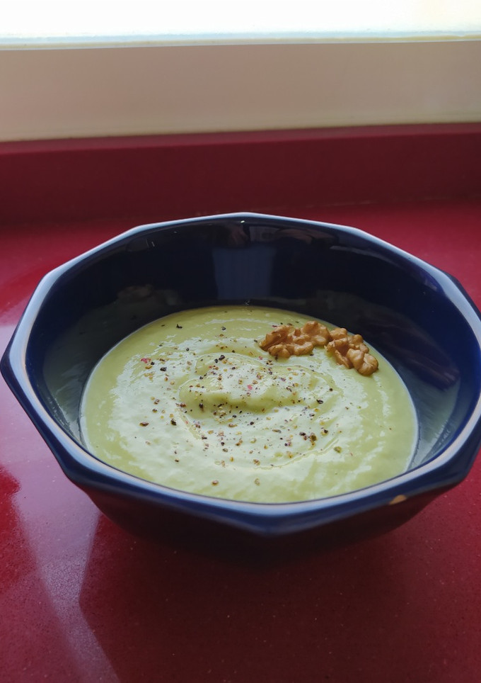Una foto de Crema fría de pepino y aguacate
