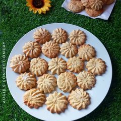 A picture of Spritz butter cookies.