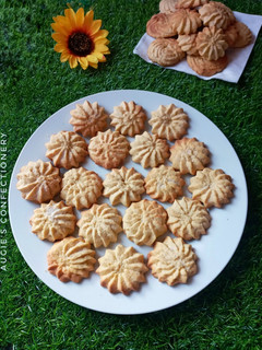 A picture of Spritz butter cookies.