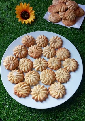 A picture of Spritz butter cookies.