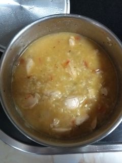 Una foto de Arroz con pollo al vino blanco