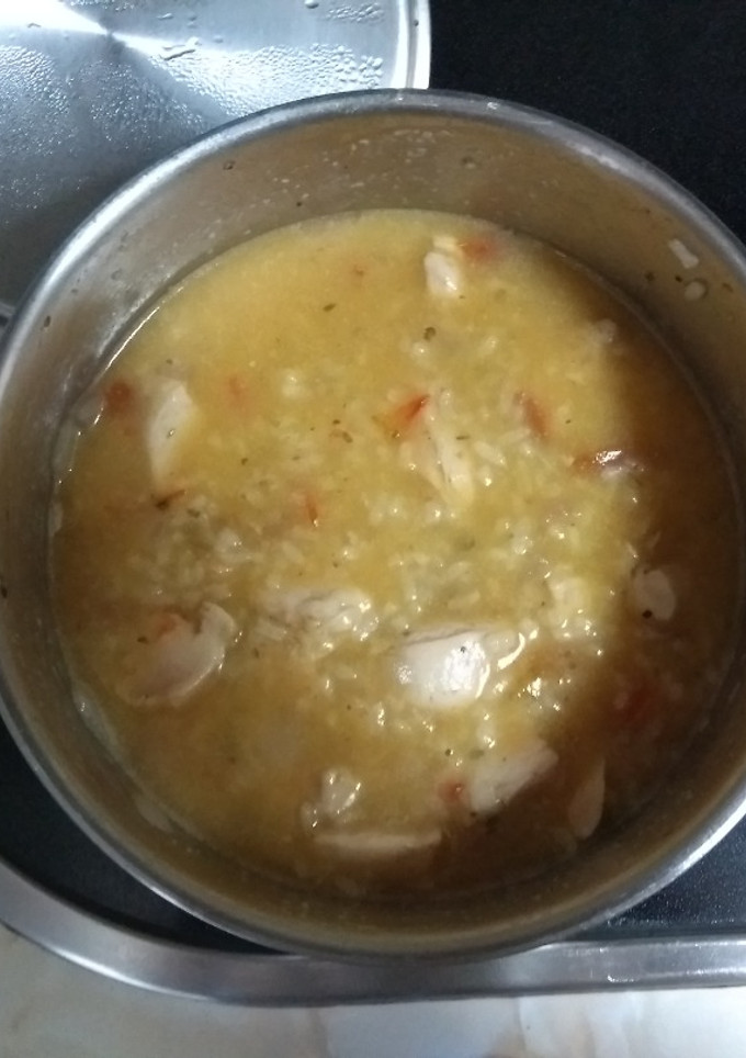 Una foto de Arroz con pollo al vino blanco