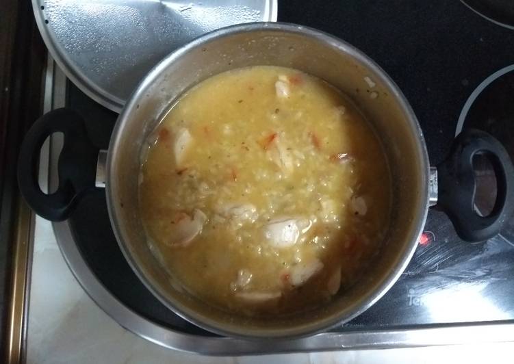 Arroz con pollo al vino blanco