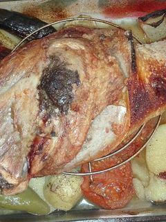 Una foto de 443. Codillo de cochinillo al horno