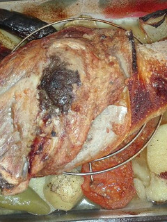 Una foto de 443. Codillo de cochinillo al horno