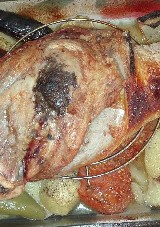Una foto de 443. Codillo de cochinillo al horno