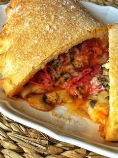 Una foto de Pizza calzone de salami con champiñones