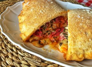 Una foto de Pizza calzone de salami con champiñones