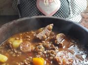 Una foto de guiso de lenteja con chorizo colorado y panceta
