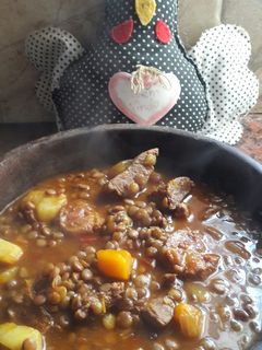 Una foto de Guiso de lenteja con chorizo colorado y panceta😊