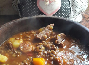 Una foto de Guiso de lenteja con chorizo colorado y panceta😊