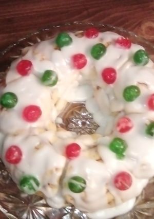 A picture of My edible Christmas wreath.