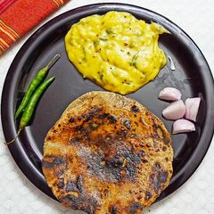 A picture of Pithala aani bhakri.