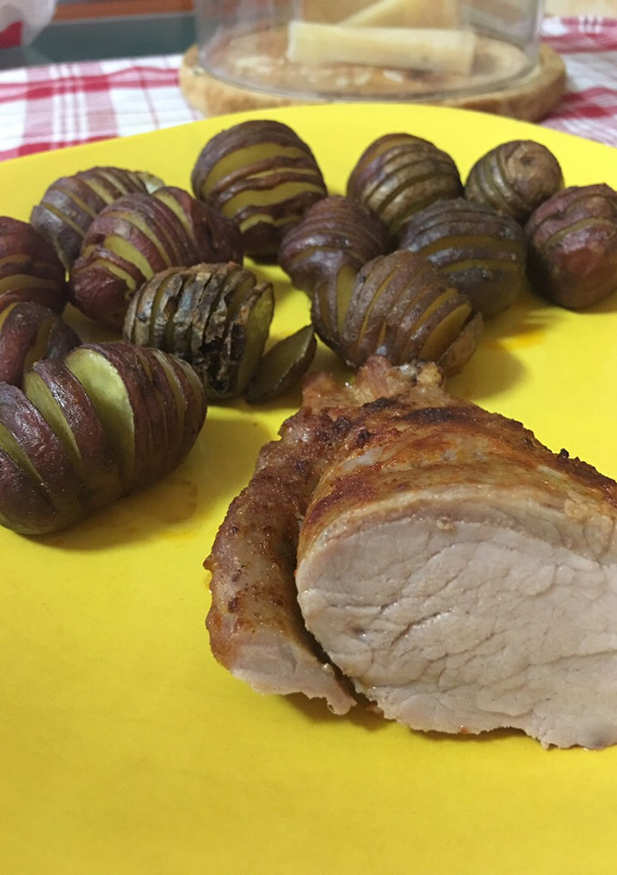Una foto de Solomillo de cerdo y papas al horno