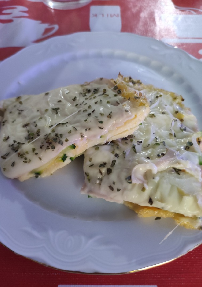 Una foto de Tortilla de calabacín jamón de pavo y queso en horno