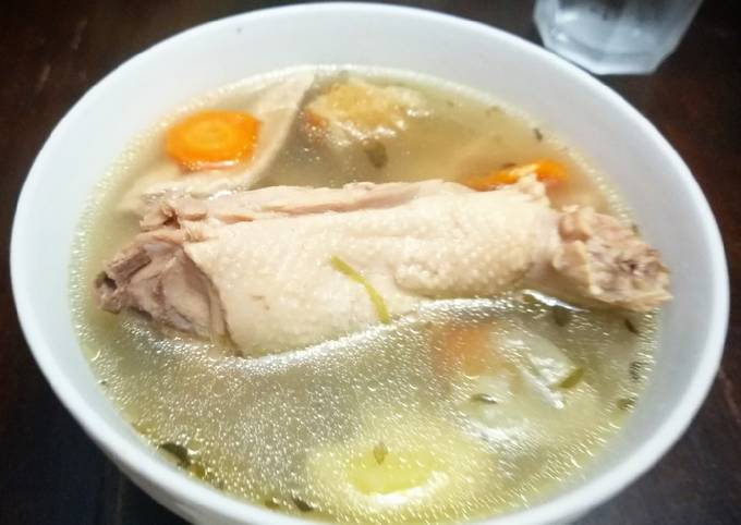 Caldo de pollo con jengibre