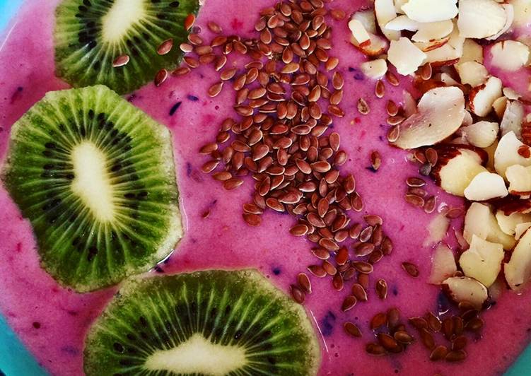 Steps to Prepare Super Quick Homemade Berry Smoothie Bowl