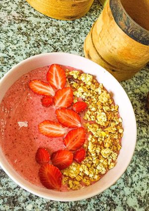 Une photo de Smoothie bowl à la fraise et granola