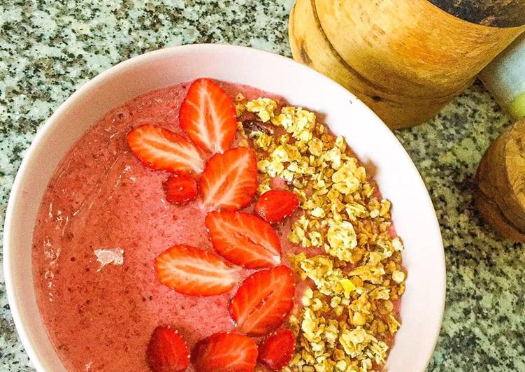 How to Make Yummy Smoothie bowl à la fraise et granola