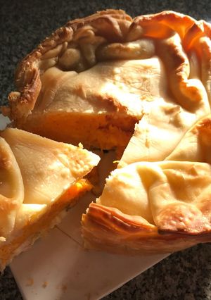 Una foto de Tarta de zapallo y pollo, con crema