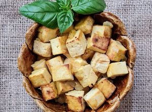 Una foto de Tofu al azafrán en hebras e infusionado