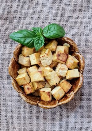 Una foto de Tofu al azafrán en hebras e infusionado