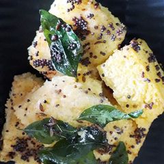 A picture of Rava dhokla.