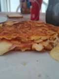 Tortilla de papas rellena de jamón y queso